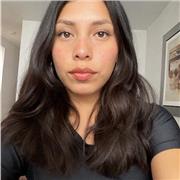 Profesora de ingles que imparte clases a niños de todas las edades